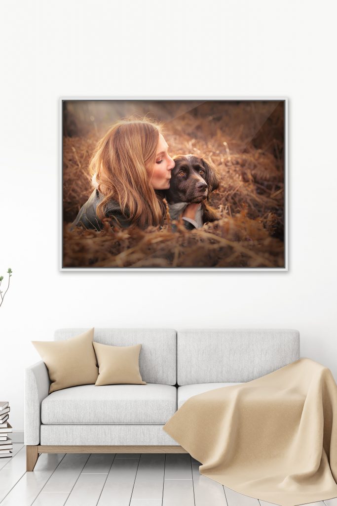 mock up foto baasje met hond in herfstsetting, kader boven sofa